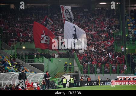 Lissabon, Portugal. 5. März 2016.  SPORTING-BENFICA - Benfica-Fans in Aktion während der portugiesischen Liga Fußballspiel zwischen Sporting und Benfica im Estádio Alvalade XXI, in Lissabon, Portugal statt. Foto: Bruno de Carvalho/Alamy Live News Stockfoto