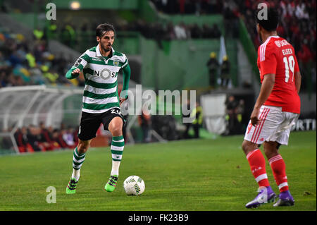 Lissabon, Portugal. 5. März 2016.  SPORTING-BENFICA - Bryan Ruiz (L), Sporting-Player und Eliseu (R), Benfica-Spieler in Aktion während der portugiesischen Liga Fußball-match zwischen Sporting und Benfica im Estádio Alvalade XXI, in Lissabon, Portugal statt. Foto: Bruno de Carvalho/Alamy Live News Stockfoto