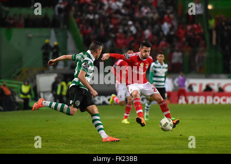 Lissabon, Portugal. 5. März 2016.  SPORTING-BENFICA - Jefferson (L), Sporting-Player und Pizzi (R), Benfica-Spieler in Aktion während der portugiesischen Liga Fußball-match zwischen Sporting und Benfica im Estádio Alvalade XXI, in Lissabon, Portugal statt. Foto: Bruno de Carvalho/Alamy Live News Stockfoto