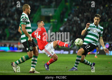 Lissabon, Portugal. 5. März 2016.  SPORTING-BENFICA - André Almeida (C) und Benfica Spieler Coates (R), Sporting Spieler in Aktion während der portugiesischen Liga Fußball-match zwischen Sporting und Benfica im Estádio Alvalade XXI, in Lissabon, Portugal statt. Foto: Bruno de Carvalho/Alamy Live News Stockfoto