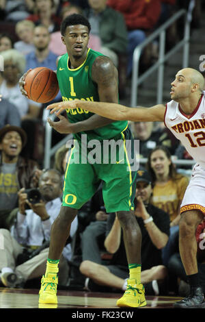 Los Angeles, CA, USA. 5. März 2016. Oregon Ducks Jordan Glocke (1) mit einer Erholung im Spiel nach vorne ein zwischen USC Trojans Vs Oregon Ducks im Galen Center in Los Angeles, CA. Jordon Kelly/CSM/Alamy Live News Stockfoto