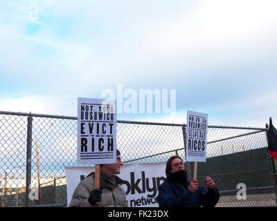 New York, USA. 6. März 2016. Brooklyn Solidarity Network hatte sich heute zu Ende, die die Gewalt, die die Gentrifizierung zu verarbeiten hat Reaked auf die gesamte Stadt New York, im letzten Jahrzehnt, mit Anwohnern und Community-Mitglieder aus der Umgebung der Website der neuen 10er Block, 1000 Einheit einige Entwicklungen in der ehemaligen Brauerei Rheingold hinauf, gewohnt haben es als Äquivalent zu einem nuklearen Gentryfing bombardieren gehen aus in Bushwick. Bildnachweis: Mark Apollo/Alamy Live-Nachrichten Stockfoto