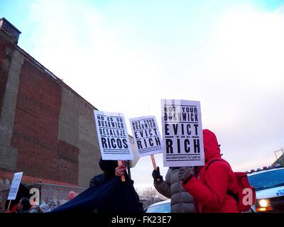 New York, USA. 6. März 2016. Brooklyn Solidarity Network hatte sich heute zu Ende, die die Gewalt, die die Gentrifizierung zu verarbeiten hat Reaked auf die gesamte Stadt New York, im letzten Jahrzehnt, mit Anwohnern und Community-Mitglieder aus der Umgebung der Website der neuen 10er Block, 1000 Einheit einige Entwicklungen in der ehemaligen Brauerei Rheingold hinauf, gewohnt haben es als Äquivalent zu einem nuklearen Gentryfing bombardieren gehen aus in Bushwick. Bildnachweis: Mark Apollo/Alamy Live-Nachrichten Stockfoto