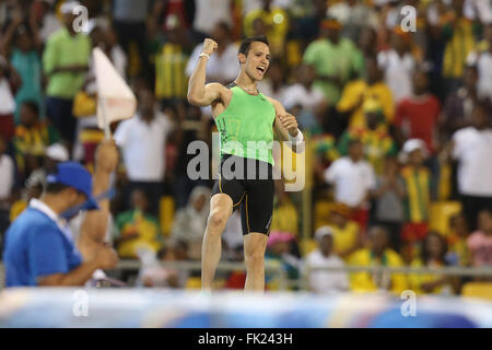 Stabhochsprung. Kostas Fillipidis (GRE) an der IDoha 2015 Diamond League-Serie Stockfoto