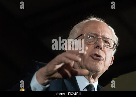 Lawrence, Kansas, USA, 3. März 2016 demokratische Präsidentschaftskandidat Vermont Senator Bernie Sanders befasst sich mit eine Menge von mehr als vier tausend meist junge Menschen bei einer Kundgebung heute Abend in Lawrence, Kansas Credit: Mark Reinstein Stockfoto