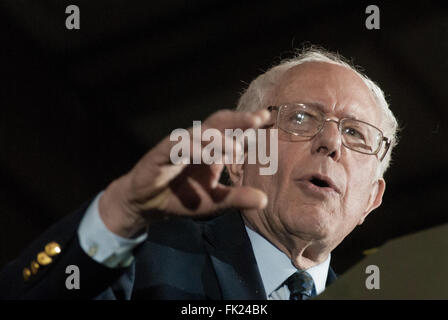 Lawrence, Kansas, USA, 3. März 2016 demokratische Präsidentschaftskandidat Vermont Senator Bernie Sanders befasst sich mit eine Menge von mehr als vier tausend meist junge Menschen bei einer Kundgebung heute Abend in Lawrence, Kansas Credit: Mark Reinstein Stockfoto