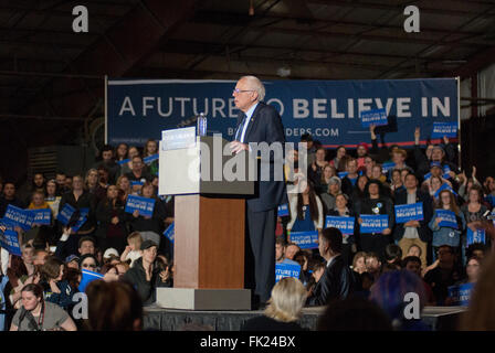 Lawrence, Kansas, USA, 3. März 2016 demokratische Präsidentschaftskandidat Vermont Senator Bernie Sanders befasst sich mit eine Menge von mehr als vier tausend meist junge Menschen bei einer Kundgebung heute Abend in Lawrence, Kansas Credit: Mark Reinstein Stockfoto