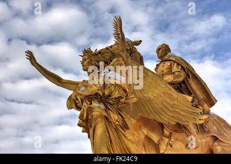 William Sherman Denkmal in New York City an der Ecke Central Park South von Augustus Saint-Gaudens im Winter. William Sherm Stockfoto