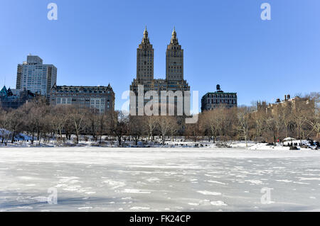 Blick von San Remo Wohnhäuser entlang der Central Park West aus dem Park in New York City. Stockfoto