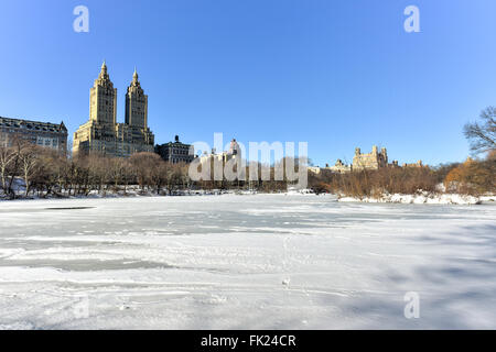 Blick von San Remo Wohnhäuser entlang der Central Park West aus dem Park in New York City. Stockfoto