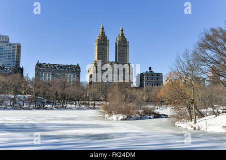 Blick von San Remo Wohnhäuser entlang der Central Park West aus dem Park in New York City. Stockfoto