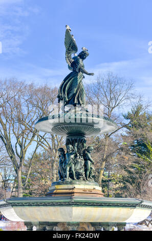 Bethesda-Brunnen, Central Park in New York im Winter. Stockfoto