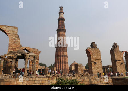 Qutub Minar Hof und seine Ruinen - das höchste Minarett in Indien, zum UNESCO-Weltkulturerbe. Leute wie zu Besuch hier regula Stockfoto