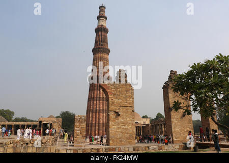 Qutub Minar Hof und seine Ruinen - das höchste Minarett in Indien, zum UNESCO-Weltkulturerbe. Leute wie zu Besuch hier regula Stockfoto