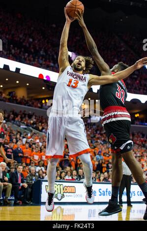 Virginia weiterleiten Anthony Gill (13) während der NCAA Basketball-Spiel zwischen der Louisville Cardinals und die Virginia Cavaliers in der John Paul Jones Arena am 5. März 2016 in Charlottesville, VA. Jacob Kupferman/CSM Stockfoto