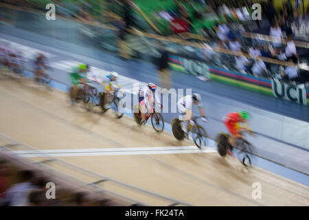 London, UK. 5. März 2016. Emily Nelson (3. R) von Großbritannien konkurriert in der Frauen Points Race Finale bei den UCI 2016 Track Cycling World Championships in London, Großbritannien am 5. März 2016. Bildnachweis: Richard Washbrooke/Xinhua/Alamy Live-Nachrichten Stockfoto