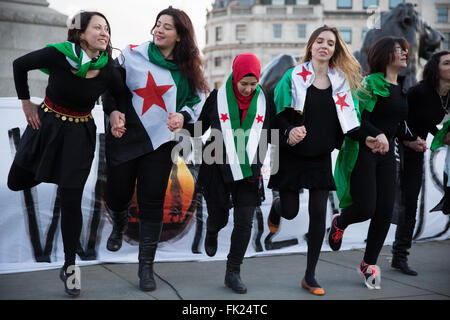 London, UK. 5. März 2016. Revolution der Dabke Tanz "Dabke" in Solidarität mit den syrischen Frauen auf der "Millionen Frauen Rise" Kundgebung gegen häusliche Gewalt in Trafalgar Square. Bildnachweis: Mark Kerrison/Alamy Live-Nachrichten Stockfoto