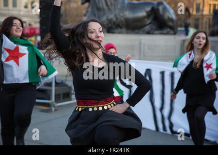 London, UK. 5. März 2016. Revolution der Dabke Tanz "Dabke" in Solidarität mit den syrischen Frauen auf der "Millionen Frauen Rise" Kundgebung gegen häusliche Gewalt in Trafalgar Square. Bildnachweis: Mark Kerrison/Alamy Live-Nachrichten Stockfoto