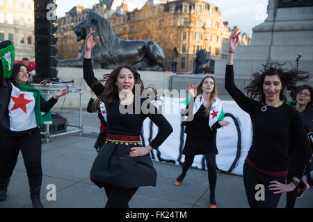 London, UK. 5. März 2016. Revolution der Dabke Tanz "Dabke" in Solidarität mit den syrischen Frauen auf der "Millionen Frauen Rise" Kundgebung gegen häusliche Gewalt in Trafalgar Square. Bildnachweis: Mark Kerrison/Alamy Live-Nachrichten Stockfoto