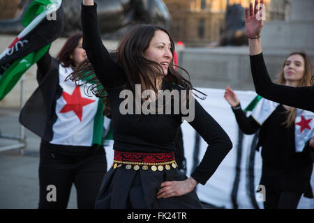 London, UK. 5. März 2016. Revolution der Dabke Tanz "Dabke" in Solidarität mit den syrischen Frauen auf der "Millionen Frauen Rise" Kundgebung gegen häusliche Gewalt in Trafalgar Square. Bildnachweis: Mark Kerrison/Alamy Live-Nachrichten Stockfoto