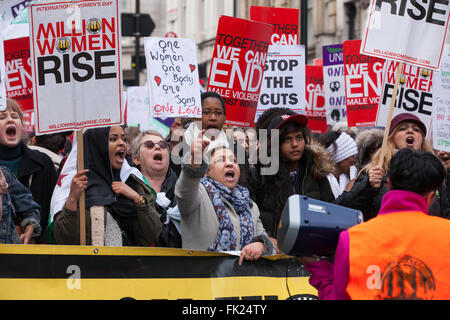 London, UK. 5. März 2016. Mehr als 1.200 Frauen markieren Weltfrauentag durch den Beitritt des "Millionen Frauen Rise" Marsch gegen häusliche Gewalt. Bildnachweis: Mark Kerrison/Alamy Live-Nachrichten Stockfoto