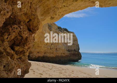 Strand-Szene in Albandeira Strand. Veranden, Algarve, Portugal Stockfoto