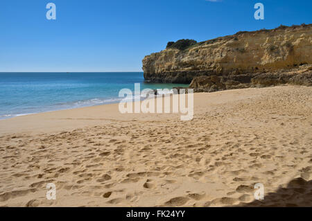 Strand-Szene in Albandeira Strand. Veranden, Algarve, Portugal Stockfoto