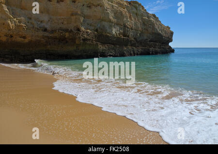 Strand-Szene in Albandeira Strand. Veranden, Algarve, Portugal Stockfoto