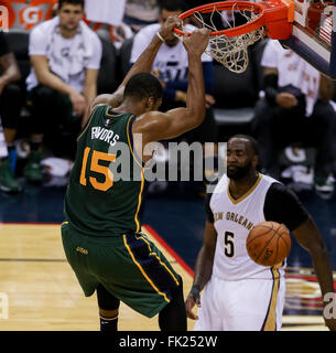 New Orleans, LA, USA. 5. März 2016. Utah Jazz forward Derrick Gefälligkeiten (15) tunkt den Ball während einer NBA-Basketball-Spiel zwischen den Utah Jazz und New Orleans Pelikane im Smoothie King Center in New Orleans, Louisiana Utah Jazz besiegen New Orleans Pelikane 106-94. Stephen Lew/CSM/Alamy Live-Nachrichten Stockfoto