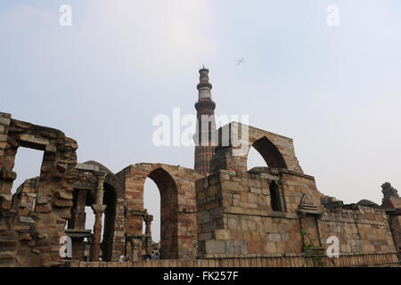 Qutub Minar Hof und seine Ruinen - das höchste Minarett in Indien, zum UNESCO-Weltkulturerbe. Leute wie zu Besuch hier regula Stockfoto