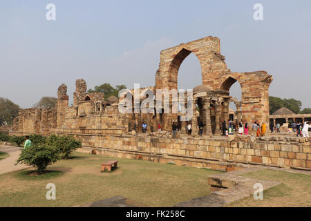 Qutub Minar Hof und seine Ruinen - das höchste Minarett in Indien, zum UNESCO-Weltkulturerbe. Leute wie zu Besuch hier regula Stockfoto