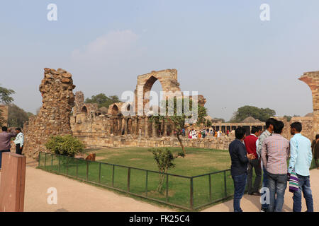 Qutub Minar Hof und seine Ruinen - das höchste Minarett in Indien, zum UNESCO-Weltkulturerbe. Leute wie zu Besuch hier regula Stockfoto