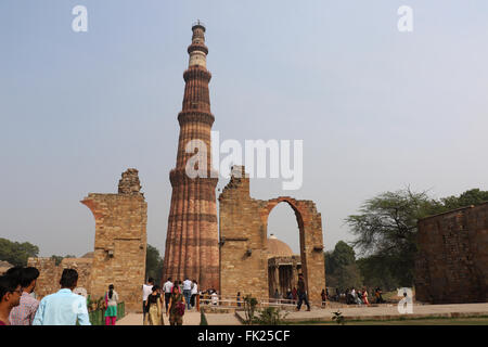 Qutub Minar Hof und seine Ruinen - das höchste Minarett in Indien, zum UNESCO-Weltkulturerbe. Leute wie zu Besuch hier regula Stockfoto