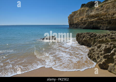 Strand-Szene in Albandeira Strand. Veranden, Algarve, Portugal Stockfoto