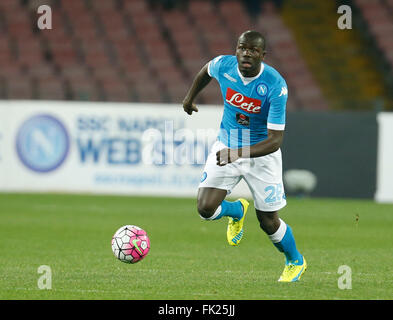 Neapel, Italien. 5. März 2016. Kalidou Koulibaly während der italienischen Serie A-Fußballspiel zwischen SSC Napoli und Chievo Verona im Stadion San Paolo in Neapel Italien. Napoli gewann 3: 1. © Ciro De Luca/Pacific Press/Alamy Live-Nachrichten Stockfoto