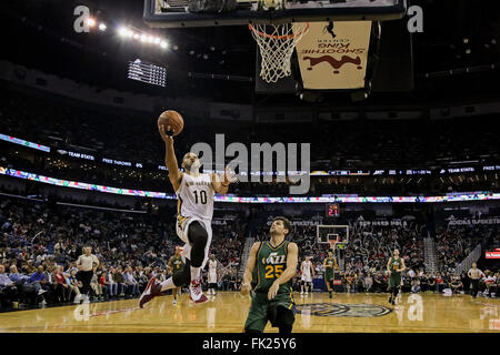 New Orleans, LA, USA. 5. März 2016. New Orleans Pelikane guard Eric Gordon (10) Laufwerke in den Warenkorb bei einer NBA-Basketball-Spiel zwischen den Utah Jazz und New Orleans Pelikane im Smoothie King Center in New Orleans, Louisiana Utah Jazz besiegen New Orleans Pelikane 106-94. Stephen Lew/CSM/Alamy Live-Nachrichten Stockfoto