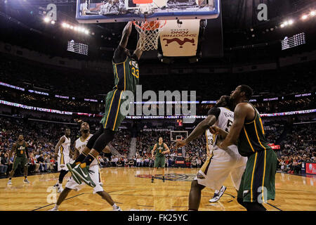 New Orleans, LA, USA. 5. März 2016. Utah Jazz vorwärts Trevor Booker (33) tunkt den Ball während einer NBA-Basketball-Spiel zwischen den Utah Jazz und New Orleans Pelikane im Smoothie King Center in New Orleans, Louisiana Utah Jazz besiegen New Orleans Pelikane 106-94. Stephen Lew/CSM/Alamy Live-Nachrichten Stockfoto