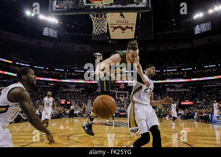 New Orleans, LA, USA. 5. März 2016. Utah Jazz vorwärts Gordon Hayward (20) ist verschmutzt und obliegt dem Gericht bei einem NBA-Basketball-Spiel zwischen den Utah Jazz und New Orleans Pelikane im Smoothie King Center in New Orleans, Louisiana Utah Jazz besiegen New Orleans Pelikane 106-94. Stephen Lew/CSM/Alamy Live-Nachrichten Stockfoto