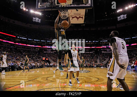 New Orleans, LA, USA. 5. März 2016. Utah Jazz forward Derrick Gefälligkeiten (15) tunkt den Ball während einer NBA-Basketball-Spiel zwischen den Utah Jazz und New Orleans Pelikane im Smoothie King Center in New Orleans, Louisiana Utah Jazz besiegen New Orleans Pelikane 106-94. Stephen Lew/CSM/Alamy Live-Nachrichten Stockfoto