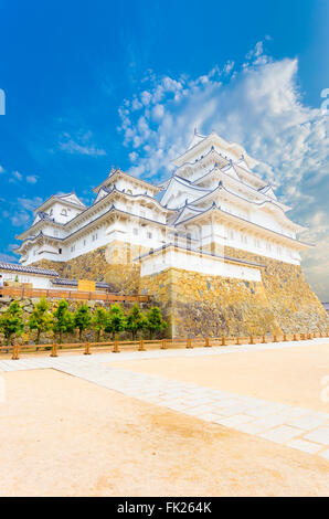 Himeji-Jo Burg auf seinen hohen Steinsockel und breiten vorderen Hof an einem klaren, blauen Himmel Tag in Himeji, Japan post 2015 Renovierungsarbeiten Stockfoto