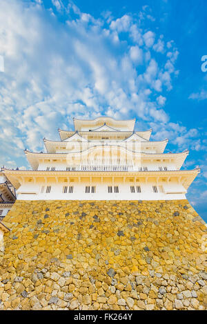 Unterhalb der Hochburg von Himeji-Jo Burg nachschlagen direkt von der Basis an einem strahlend blauen Himmel Tag in Himeji, Japan nach 2 Stockfoto