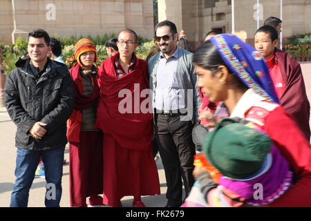 Einige Boddh besuchen, India Gate, Neu-Delhi und posiert vor India Gate glücklich. Stockfoto