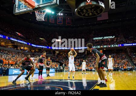 Virginia weiterleiten Anthony Gill (13) während der NCAA Basketball-Spiel zwischen der Louisville Cardinals und die Virginia Cavaliers in der John Paul Jones Arena am 5. März 2016 in Charlottesville, VA. Jacob Kupferman/CSM Stockfoto