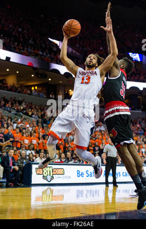 Virginia weiterleiten Anthony Gill (13) während der NCAA Basketball-Spiel zwischen der Louisville Cardinals und die Virginia Cavaliers in der John Paul Jones Arena am 5. März 2016 in Charlottesville, VA. Jacob Kupferman/CSM Stockfoto