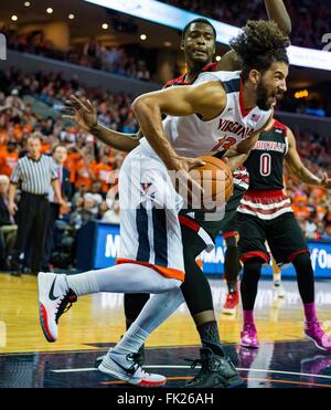 Virginia weiterleiten Anthony Gill (13) während der NCAA Basketball-Spiel zwischen der Louisville Cardinals und die Virginia Cavaliers in der John Paul Jones Arena am 5. März 2016 in Charlottesville, VA. Jacob Kupferman/CSM Stockfoto