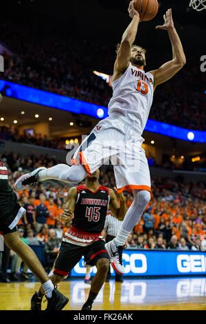 Virginia weiterleiten Anthony Gill (13) während der NCAA Basketball-Spiel zwischen der Louisville Cardinals und die Virginia Cavaliers in der John Paul Jones Arena am 5. März 2016 in Charlottesville, VA. Jacob Kupferman/CSM Stockfoto