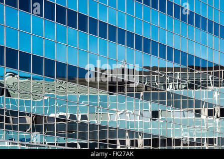 Milton Keynes Central Office Block Glas Fenster Zusammenfassung. Milton Keynes, Buckinghamshire, England Stockfoto