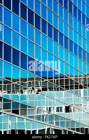 Milton Keynes Central Office Block Glas Fenster Zusammenfassung. Milton Keynes, Buckinghamshire, England Stockfoto