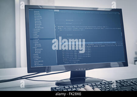 Entwickler arbeiten an Source-Codes auf Computer im Büro Stockfoto