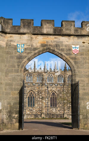 Blick durch den Bogen des Auckland Burg, Bishop Auckland, Co. Durham, England, UK Stockfoto